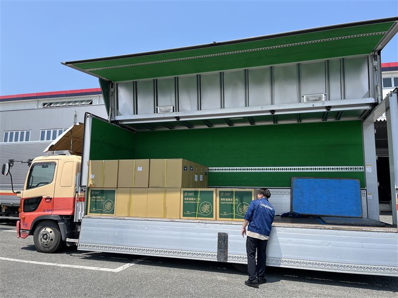 降低避難所染疫風險!慈濟再急調200頂「福慧隔屏」日本救援