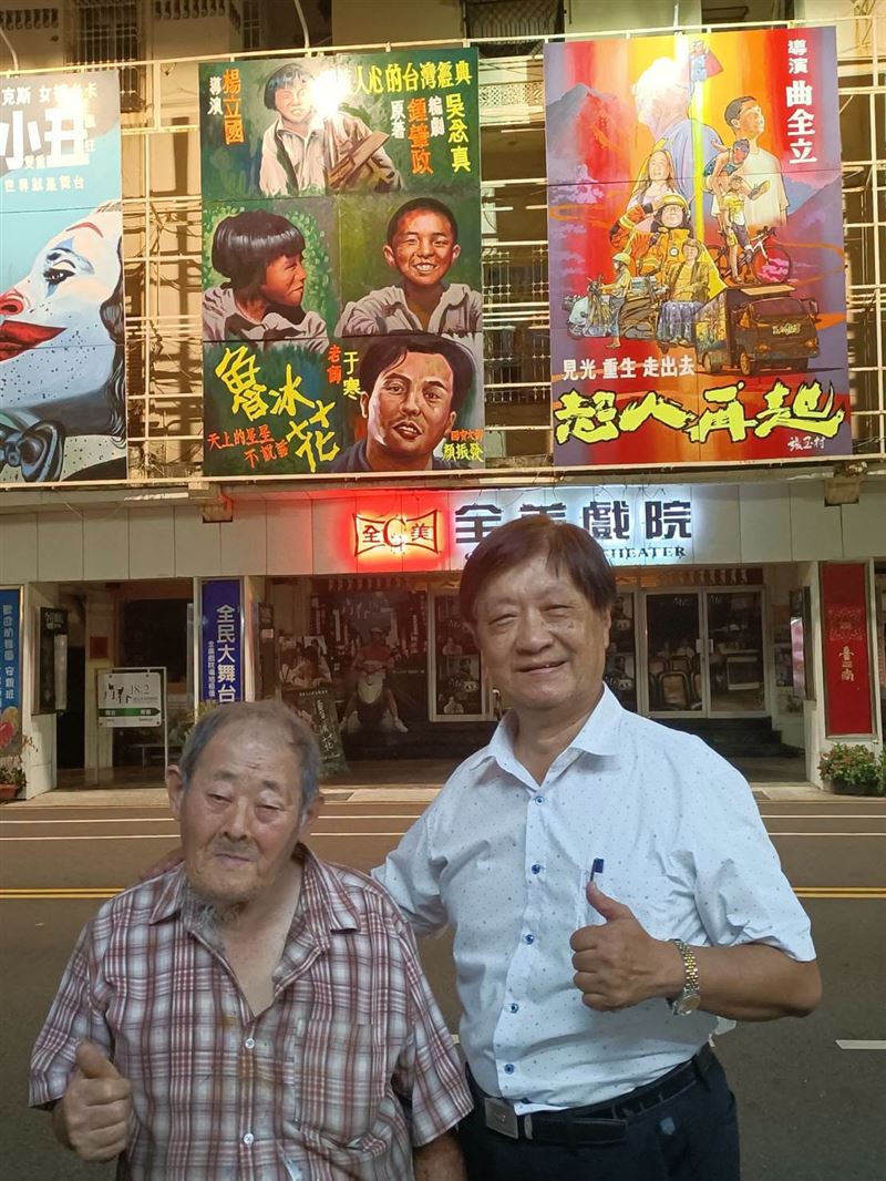 全美戲院經營者吳俊漢(右)向顏振發(左)說明《魯冰花》的故事情節,恰好與顏振發本人的成長經歷不謀而合。(圖/翻攝自今日全美戲院粉專)