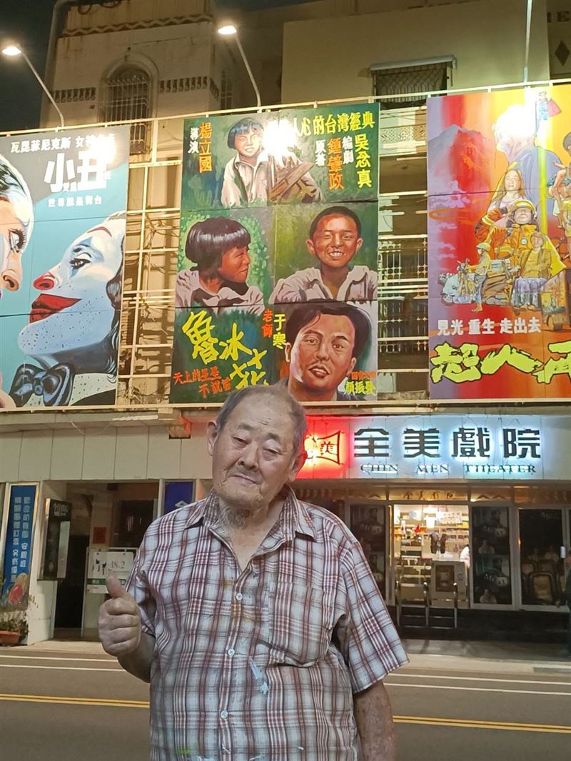 台灣國寶級手繪電影看板畫師顏振發與《魯冰花》大型手繪看板合影。(圖/翻攝自今日全美戲院粉專)