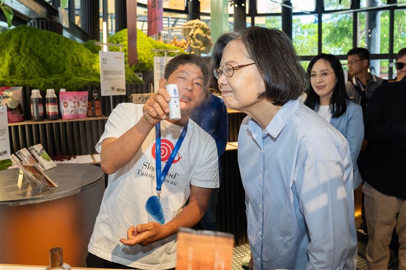 蔡英文前總統參訪「未來超市」展區,在導覽人員解說下親自透過嗅覺體驗臺東獨特的植物與香料氣味。(圖/臺東縣政府提供)