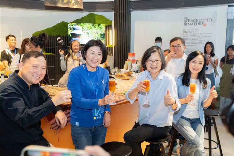 蔡英文前總統與饒慶鈴縣長於《這超臺東:未來超市》展區,一同舉杯品飲融合臺東在地風味的特色飲品。(圖/臺東縣政府提供)