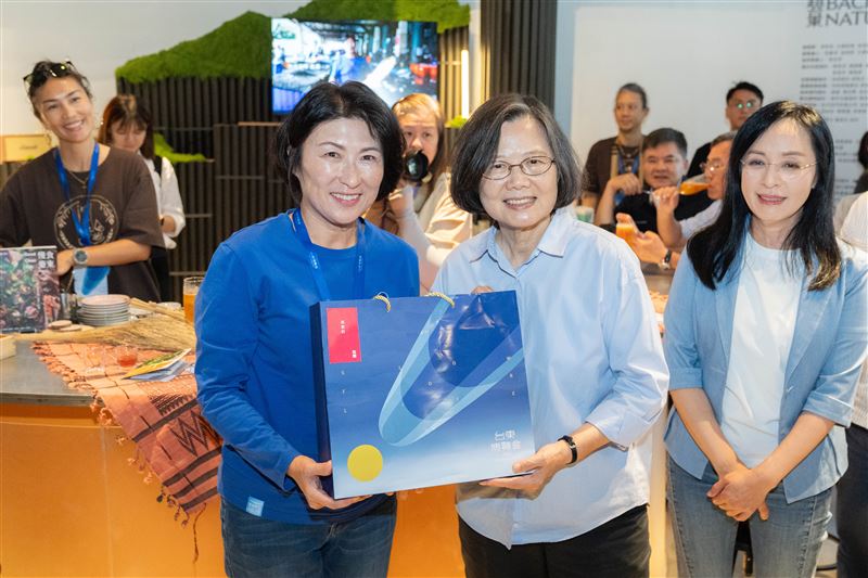 饒慶鈴縣長陪同蔡英文前總統走訪2026台東博覽會,並致贈台東博覽會紀念禮品。(圖/臺東縣政府提供)