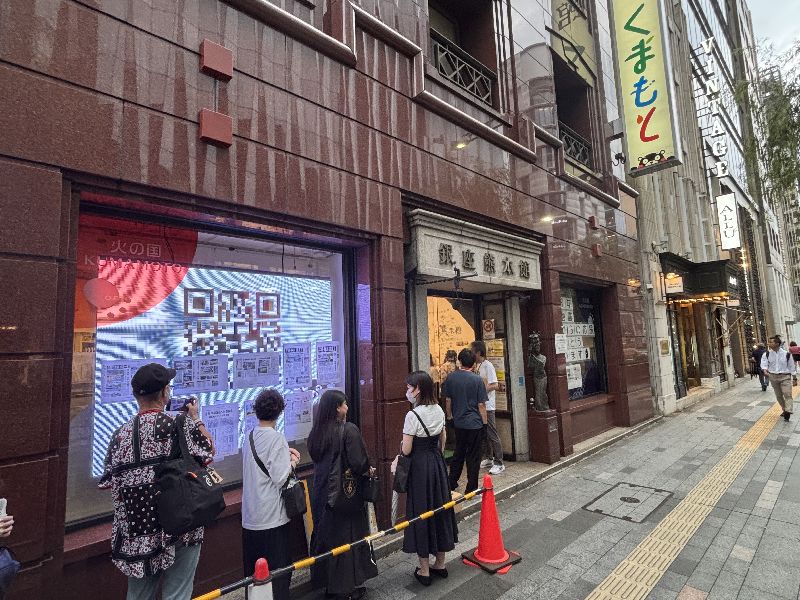 日本熊本地震發生後,位於東京銀座的熊本縣物產館「銀座熊本館」吸引大批民眾前往購買熊本特產,民眾頂著烈日排隊,只為了展現對災區的支持。(圖/中央社)