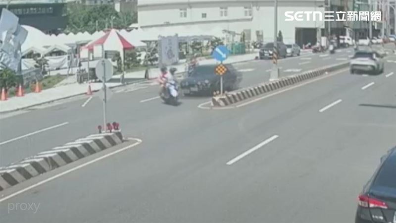 一名64歲阿伯騎車載著妻子行經福興鄉彰鹿路，違規「切西瓜」橫越車道，後方轎車煞車不及猛力撞擊