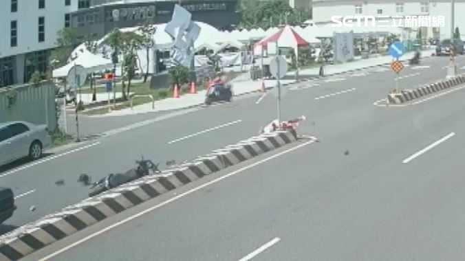 彰化縣福興鄉彰鹿路發生驚悚車禍，騎士阿伯拋飛到分隔島旁，妻子則重摔在擋風玻璃上