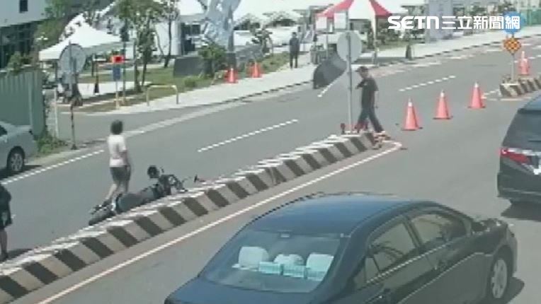 彰化福興鄉汽機車事故發生後,附近民眾趕緊拿著三角錐前來警示