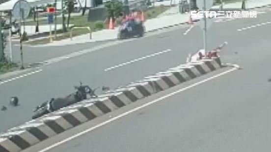 老夫妻遭撞痛苦倒馬路 民眾幫撐傘遮烈日