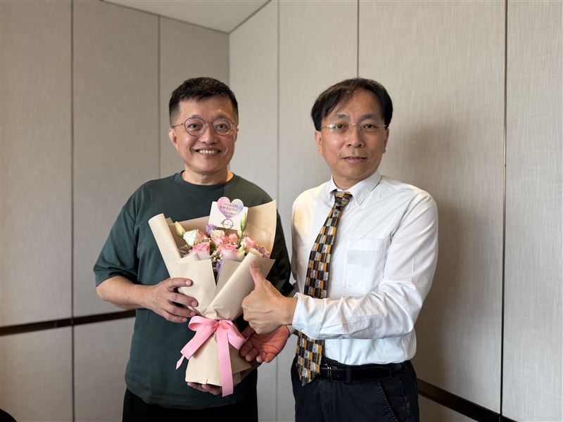 (7731)上週六(1日)召開董事會,正式由國立臺北教育大學講座教授董澤平(右)接任董事長一職。(圖/火星生技提供)