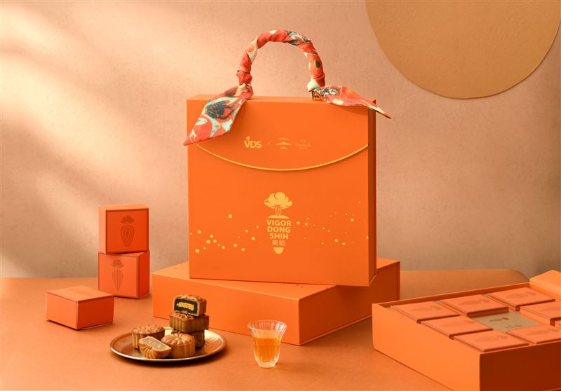 璞旅飯店集團攜手VDS活力東勢推出「Carrot Moon卡蘿夢中秋月餅禮盒」，以天然、永續為核心理念，打造兼具風味與質感的中秋限定禮盒，每盒售價1,080元。（圖／飯店旅宿業者提供）