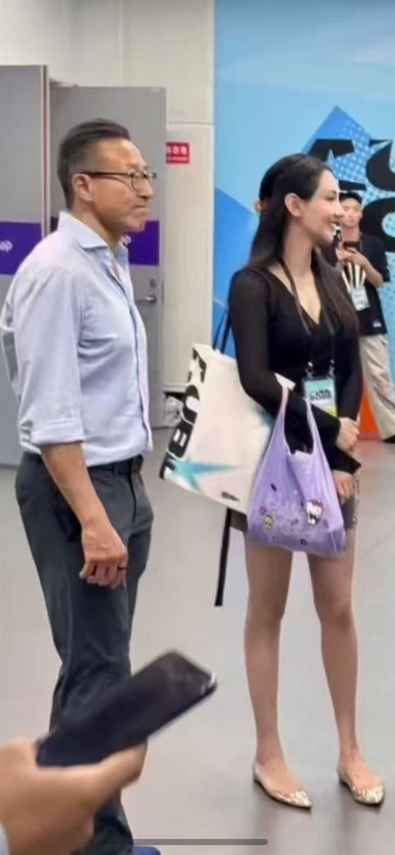 王秋怡緊急出面闢謠,澄清該合照僅為正常工作場合側拍,呼籲公眾勿輕信網路不實謠言。(圖/翻攝自王秋怡小紅書)