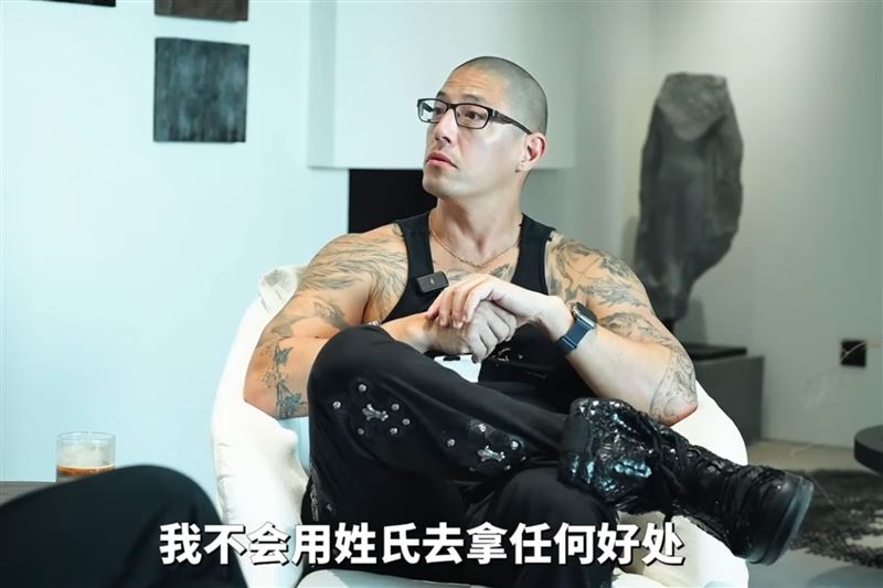 蔣友柏強調,自己這一生絕不會利用「蔣」這個姓氏去獲取任何特權或利益,更不會拿來做不該做的事情。(翻攝自安東尼本尼YT)