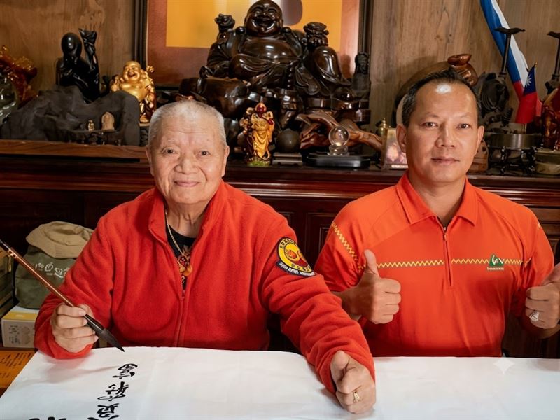 胡漢龑表示,小時候因為自己任性吵著想看火車,父親頂著風雨騎了一個半小時的腳踏車,一路載著他前往花蓮火車站圓夢。(圖/翻攝畫面)