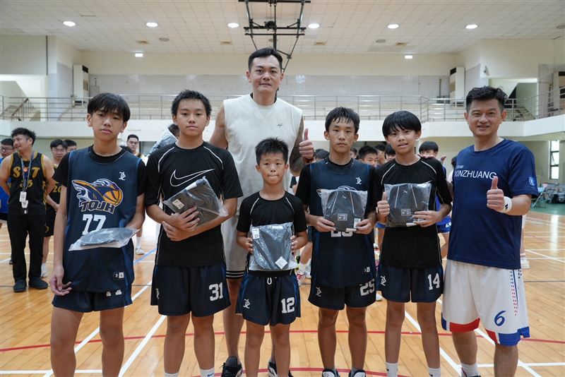前國手吳岱豪響應新莊警方公益籃球賽。(圖/翻攝畫面)