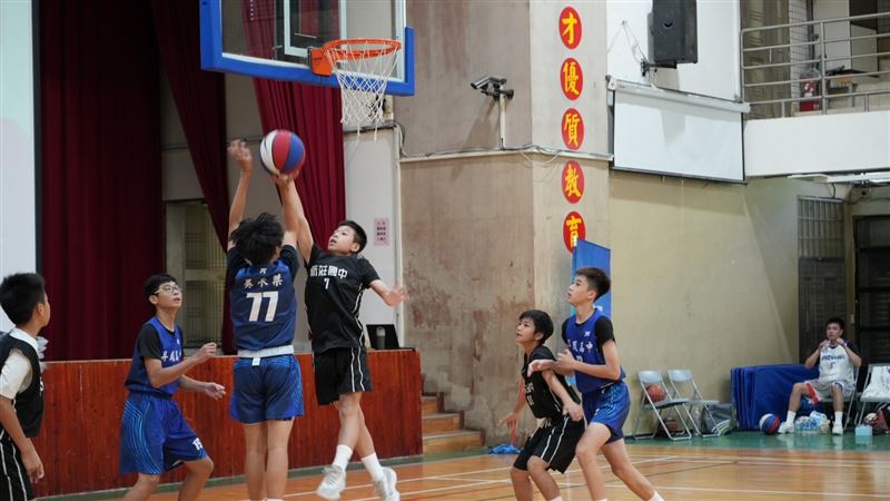 學童們在場上拚盡全力搶勝。(圖/翻攝畫面)