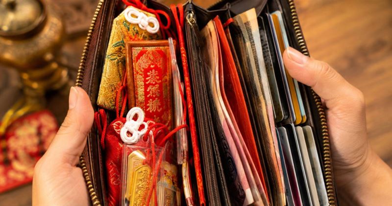 不少台灣民眾的錢包裡,放的不只是現金與信用卡,還有各式宮廟求來的平安符、護身符。(示意圖/AI生成)