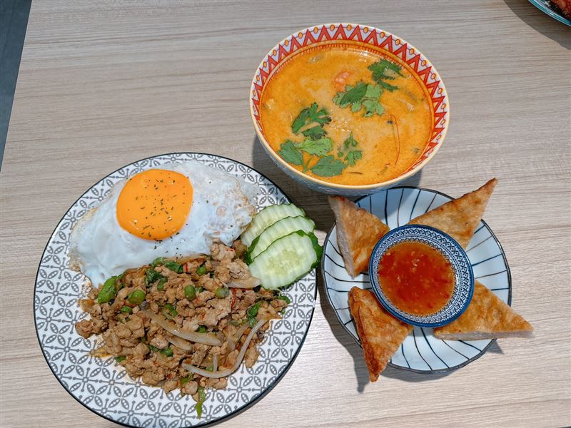 泰速泰式料理提供多樣經典泰國美食,包括椒麻雞、打拋豬飯、冬蔭功海鮮湯、月亮蝦餅、酥炸軟殼蟹及泰式炸雞翅等人氣料理,道道現點現做,完整呈現泰式酸、辣、甜、鹹的豐富風味。(圖/業者提供)