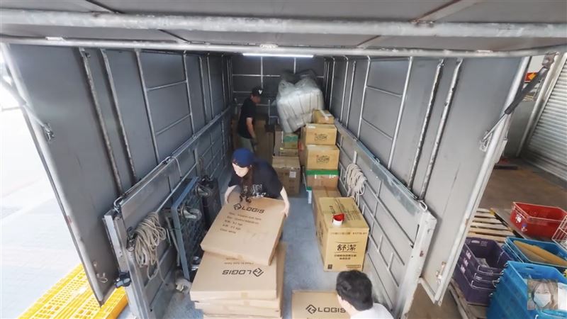 李多慧在生日之際拋磚引玉,準備了高達50萬元的預算購買指定物資,並挑戰搭乘大卡車親自送往台中與南投等偏鄉機構。(圖/翻攝自李多慧YouTube)
