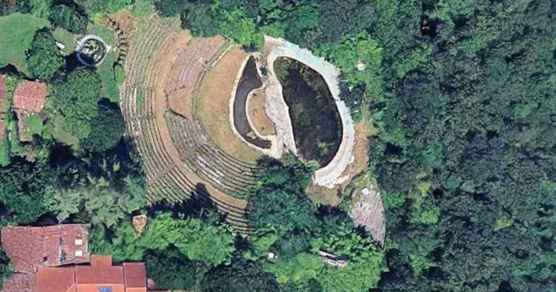 義大利一名69歲男子多年來對外宣稱,自己在山崩後發現一座擁有1600多年歷史的古羅馬圓形劇場,後來被發現是自己蓋的。(圖/翻攝X)