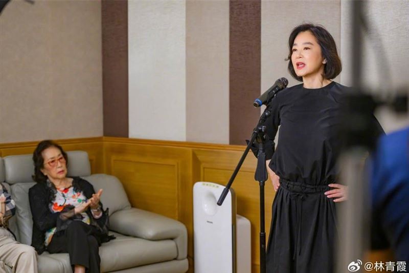 林青霞在葛蘭面前高唱並扭跳《野玫瑰之戀》的插曲〈說不出的快活〉與恰恰曼波。（圖／翻攝自林青霞微博）