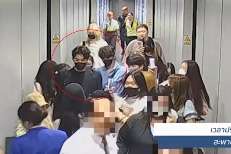 中國失控粉絲為追星硬闖曼谷機場登機門,泰航為維護飛航安全,最終決定拒載該批粉絲並將其行李強行卸載。(翻攝自臉書)