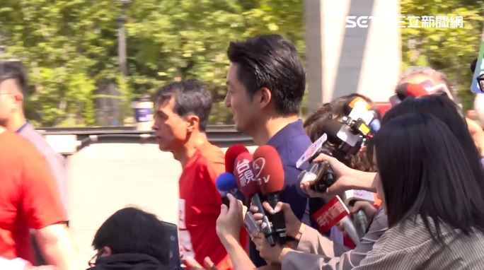 蔣萬安再次為了毒油案砲轟中央,但面對媒體追問,「怎麼看簽名被蓋掉?」他完全沒有回應(圖/翻攝畫面)
