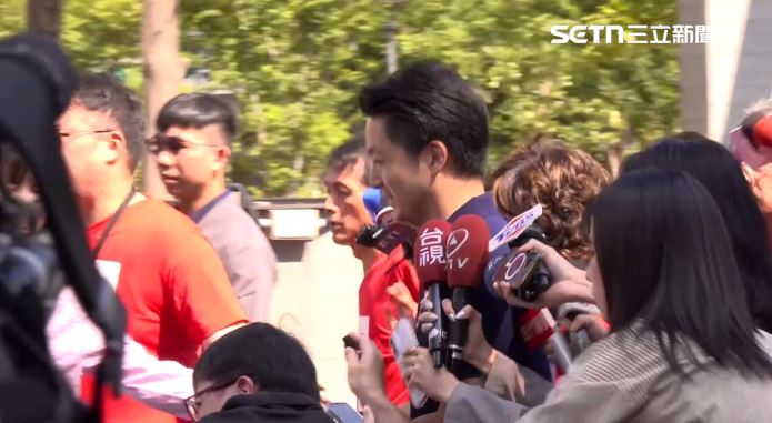 蔣萬安再次為了毒油案砲轟中央,但面對媒體追問,「怎麼看簽名被蓋掉?」他完全沒有回應(圖/翻攝畫面)