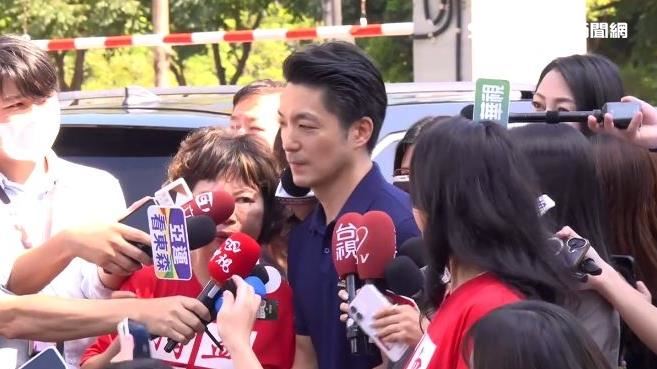 蔣萬安再次為了毒油案砲轟中央,但面對媒體追問,「怎麼看簽名被蓋掉?」他完全沒有回應(圖/翻攝畫面)