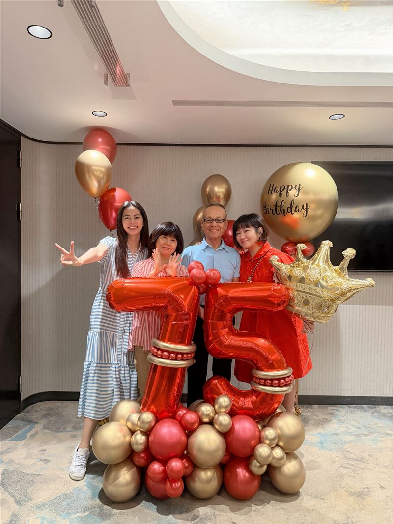任容萱曬出全家福照,姊姊Selina意外成焦點。(圖/翻攝自IG @lorenejen)