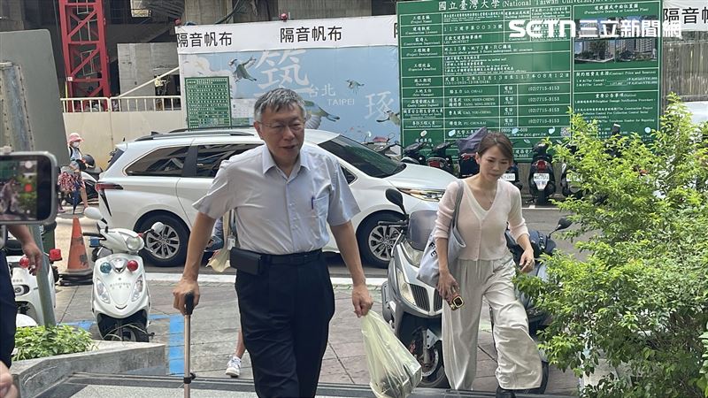 柯文哲步履蹣跚進入仁愛派出所。(圖/記者楊忠翰攝影)
