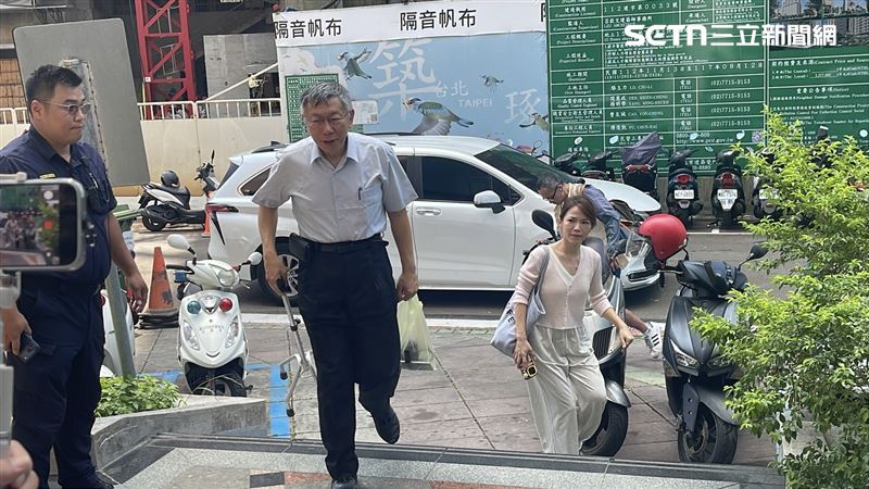 柯文哲拄柺杖抵仁愛所 步履緩慢頻喊沒事