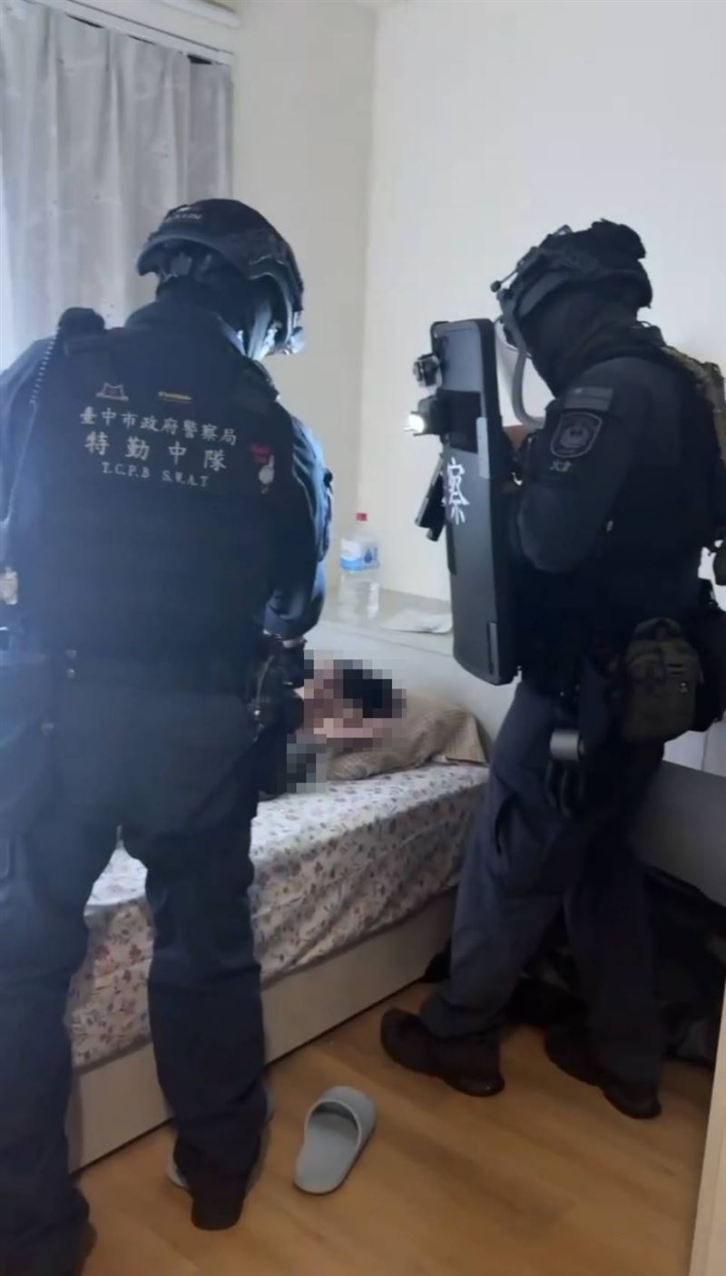 警方前往傅男住處攻堅逮人。(圖/翻攝畫面)