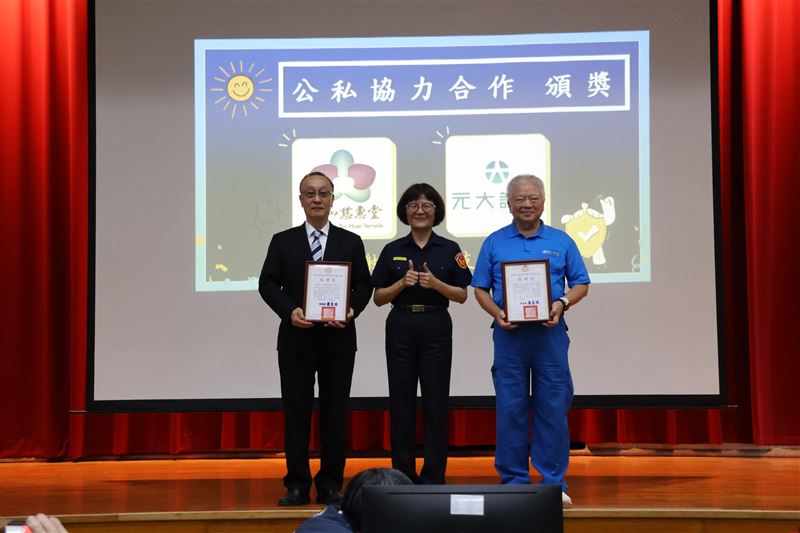 信義分局攜手元大證券推動公私協力犯罪預防宣導。(圖/信義分局提供)