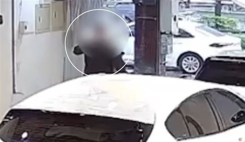 黃男路過洗車場竟再闖進小客車內行竊,得手5萬元現金。(圖/翻攝畫面)