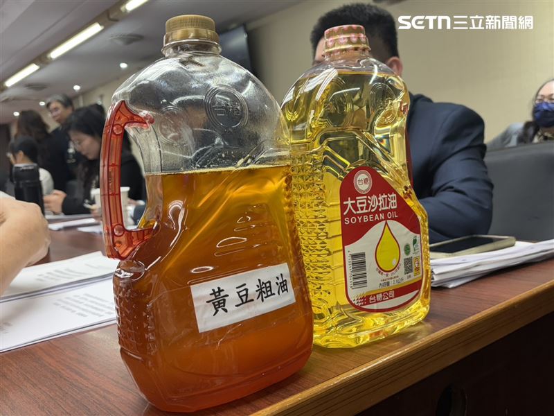台糖早於今年5月就得知原料驗出致癌物苯駢芘超標，衛福部長石崇良表示，苯駢芘（BaP）須通報部分目前尚不包含原料跟中間半成品，依法上可以不用通報。圖左為黃豆粗油。（圖／記者簡浩正攝影）