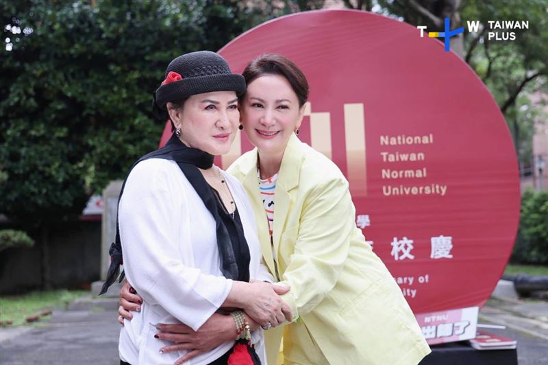 陳亞蘭(右)與恩師楊麗花師徒情深。(圖/TaiwanPlus提供)