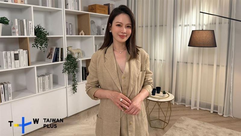 《In Her Shoes》第二季持續由 Melody(殷悅)知性串講,透視每位主角的生命轉折,帶領觀眾走進不同背景與世代的女性人生。(圖/TaiwanPlus提供)
