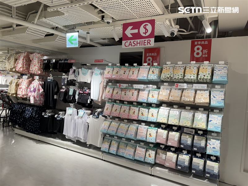 年齡層從孕婦、嬰兒到12歲160公分的兒童都有提供相關商品。(圖/記者李育道攝影)