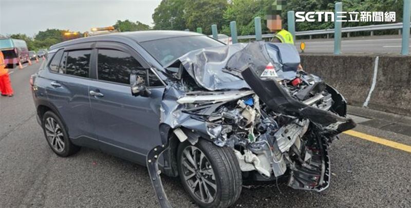整輛車不僅被猛烈推撞倒轉 180 度呈逆向停靠,從後保險桿、後車廂到後車門更是完全潰縮變形。(圖/翻攝畫面)
