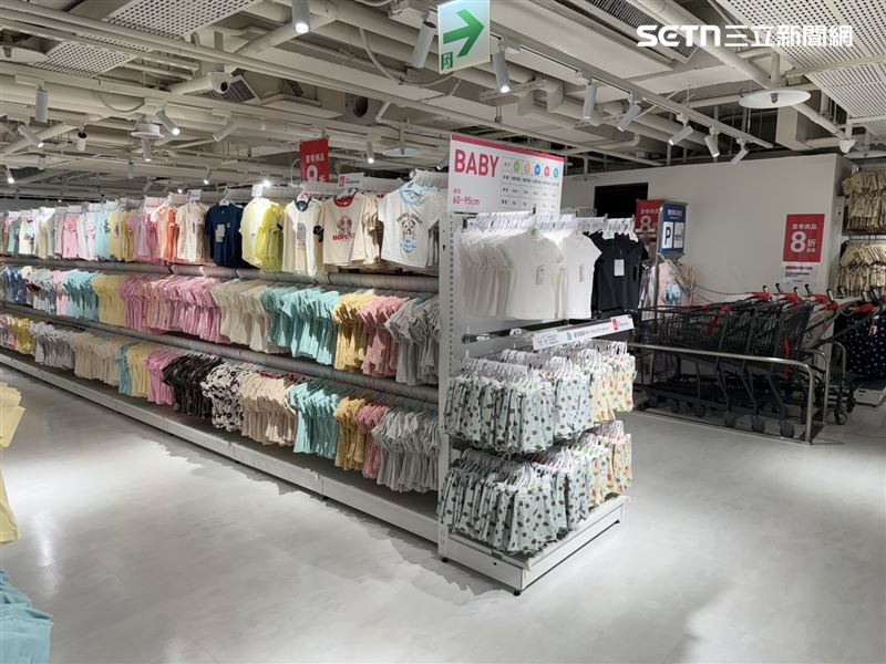 西松屋童裝至少四大排。(圖/記者李育道攝影)
