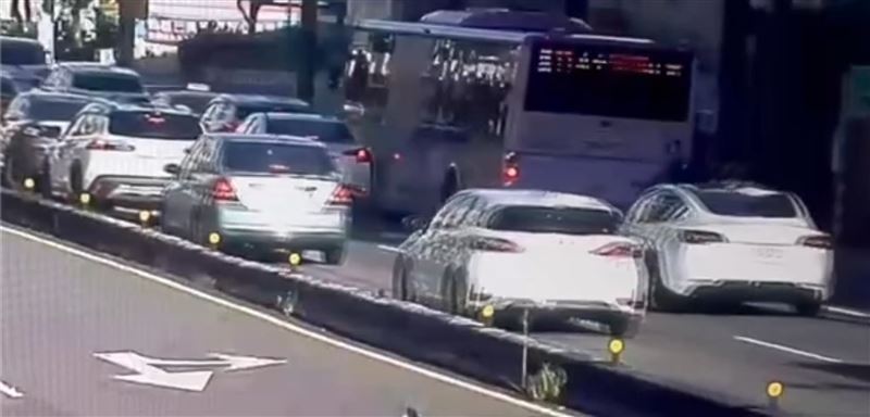 台北市文山區昨（4日）一輛棕11公車於綠燈起步時和一輛白色小客車發生擦撞。（圖／翻攝畫面）