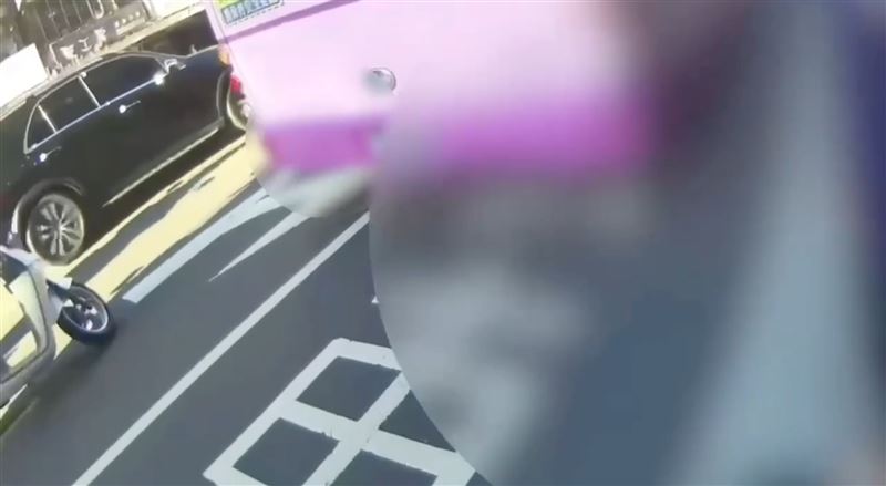小客車駕駛蔣姓男子、公車駕駛徐姓男子經毒品快篩後均呈陽性反應。（圖／翻攝畫面）
