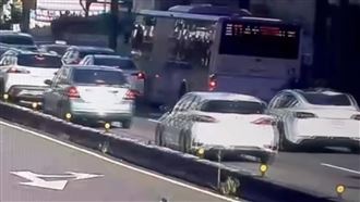 台北市文山區昨（4日）一輛棕11公車於綠燈起步時和一輛白色小客車發生擦撞。（圖／翻攝畫面）