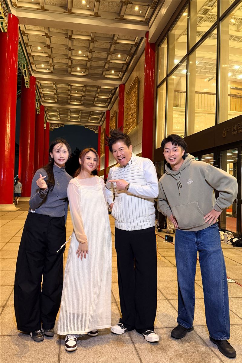 郭靜(左2)回到國家戲劇院分享追夢歷程,現場示範啦啦隊經典動作與曾國城(左3)互動逗趣。(圖/YT頻道「你在衝啥!」提供)