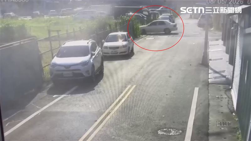 監視器拍下轎車從巷子口緩慢向前滑行，最後撞上旁護欄停止。（圖／翻攝畫面）