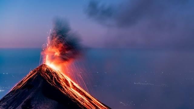 瓜地馬拉火山噴發！「紅色警戒」撤1700人