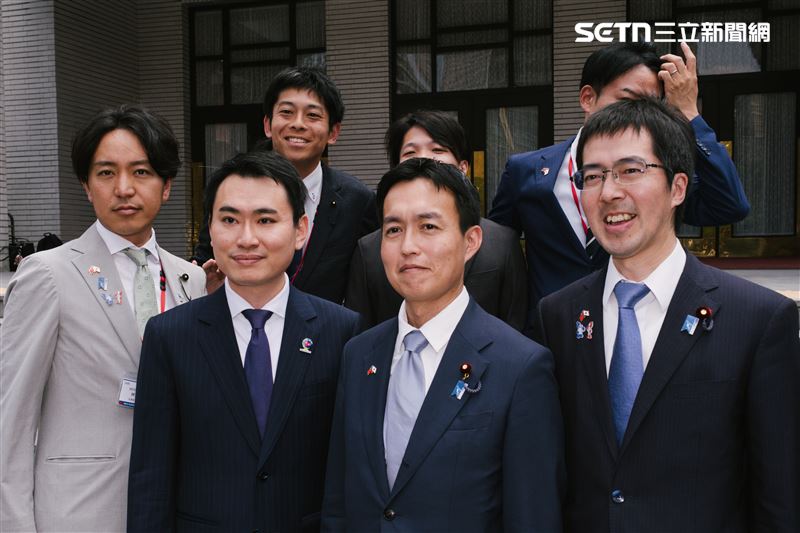 民進黨立委陳冠廷與日本眾議員平沼正二郎率領的自民黨青年局訪團合照。(圖/記者楊士誼攝影)