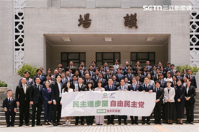 民進黨青年局與自民黨青年局訪團合照,日方由眾議員平沼正二郎率領,民進黨方面則由立委陳冠廷、黃捷、張雅琳,與新北市議員李宇翔接待。(圖/記者楊士誼攝影)