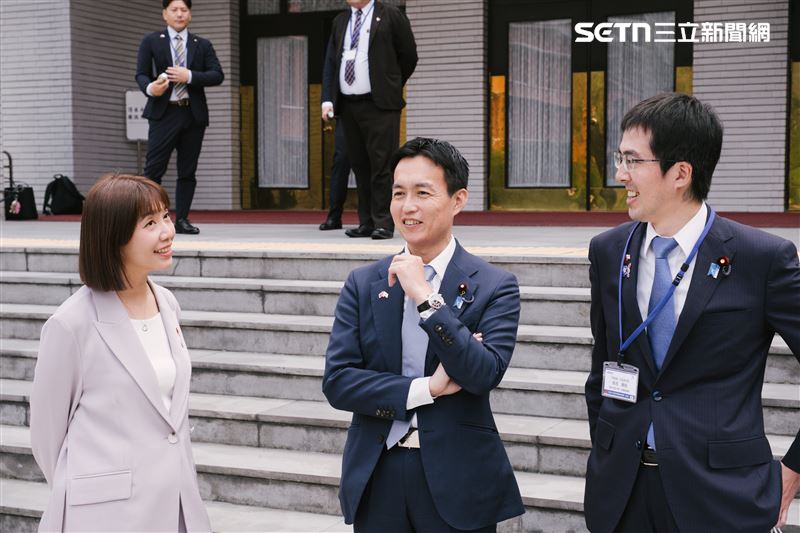 民進黨青年局與自民黨青年局訪團交流,立委張雅琳與平沼正二郎眾議員交談。(圖/記者楊士誼攝影)