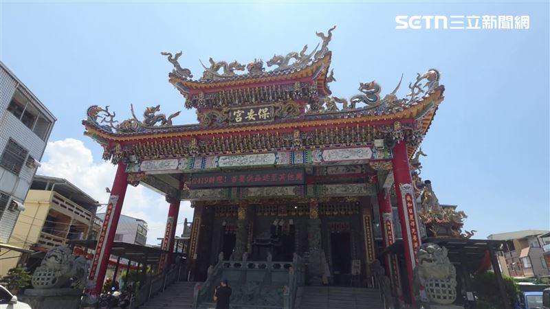 大隊長日前執行副總統維安勤務,返程途中經過枋寮保安宮,抱著姑且一試的念頭特地入內參拜,案情露出曙光。(圖/翻攝畫面)