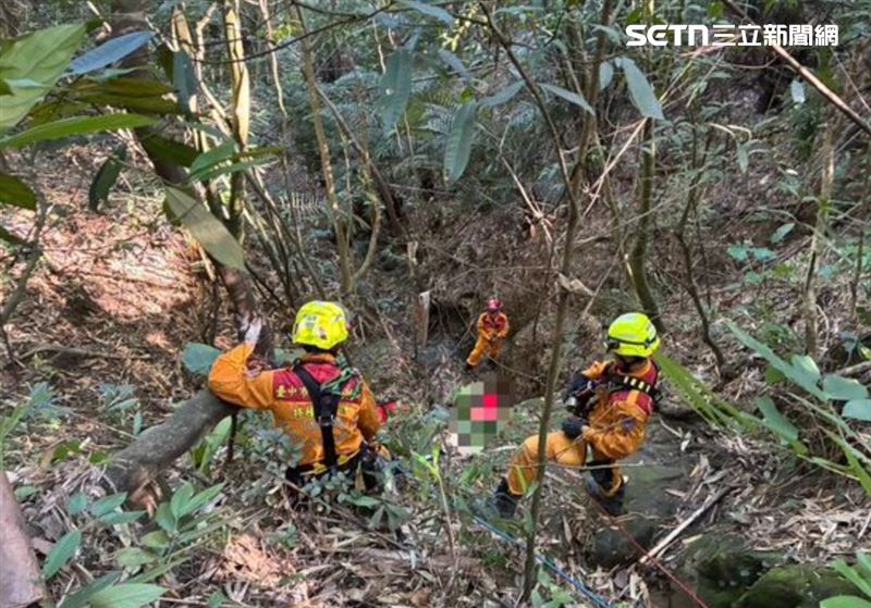 一名男子全身無力癱躺在竹林山谷間,嚇壞果農,連忙報警求助。(圖/翻攝畫面)